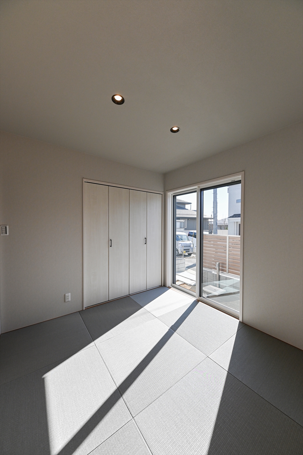 玄関脇には客間として玄関からそのまま案内できる動線の、和紙を使用した畳敷のお部屋を